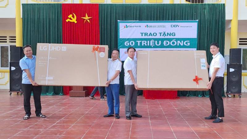 Trao học bổng cho học sinh và trao Tivi cho Trường THPT Minh Hòa