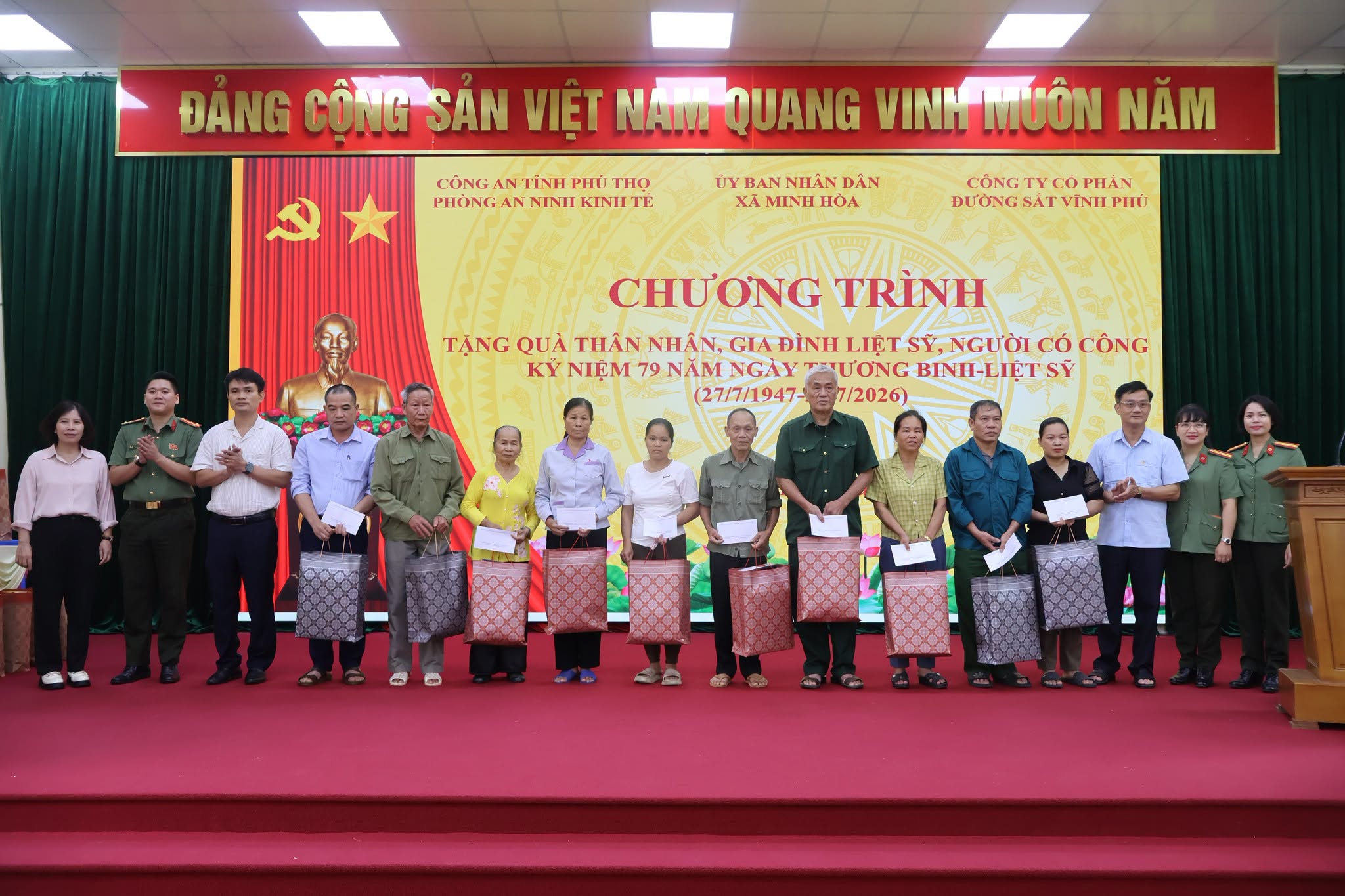 TẶNG QUÀ TRI ÂN THÂN NHÂN LIỆT SĨ, GIA ĐÌNH LIỆT SĨ VÀ NGƯỜI CÓ CÔNG VỚI CÁCH MẠNG TẠI XÃ MINH HÒA