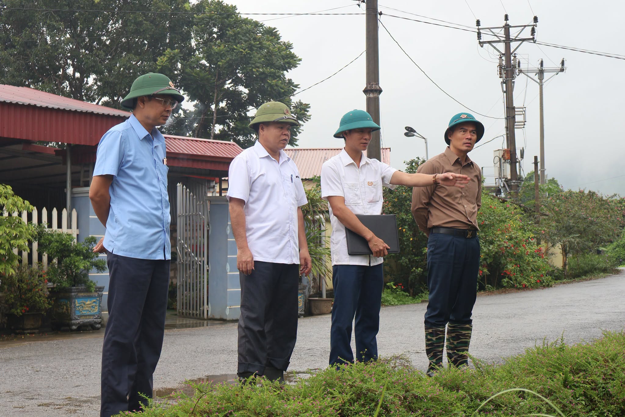 LÃNH ĐẠO XÃ MINH HÒA KIỂM TRA TÌNH HÌNH SẠT LỞ TRÊN ĐỊA BÀN. 