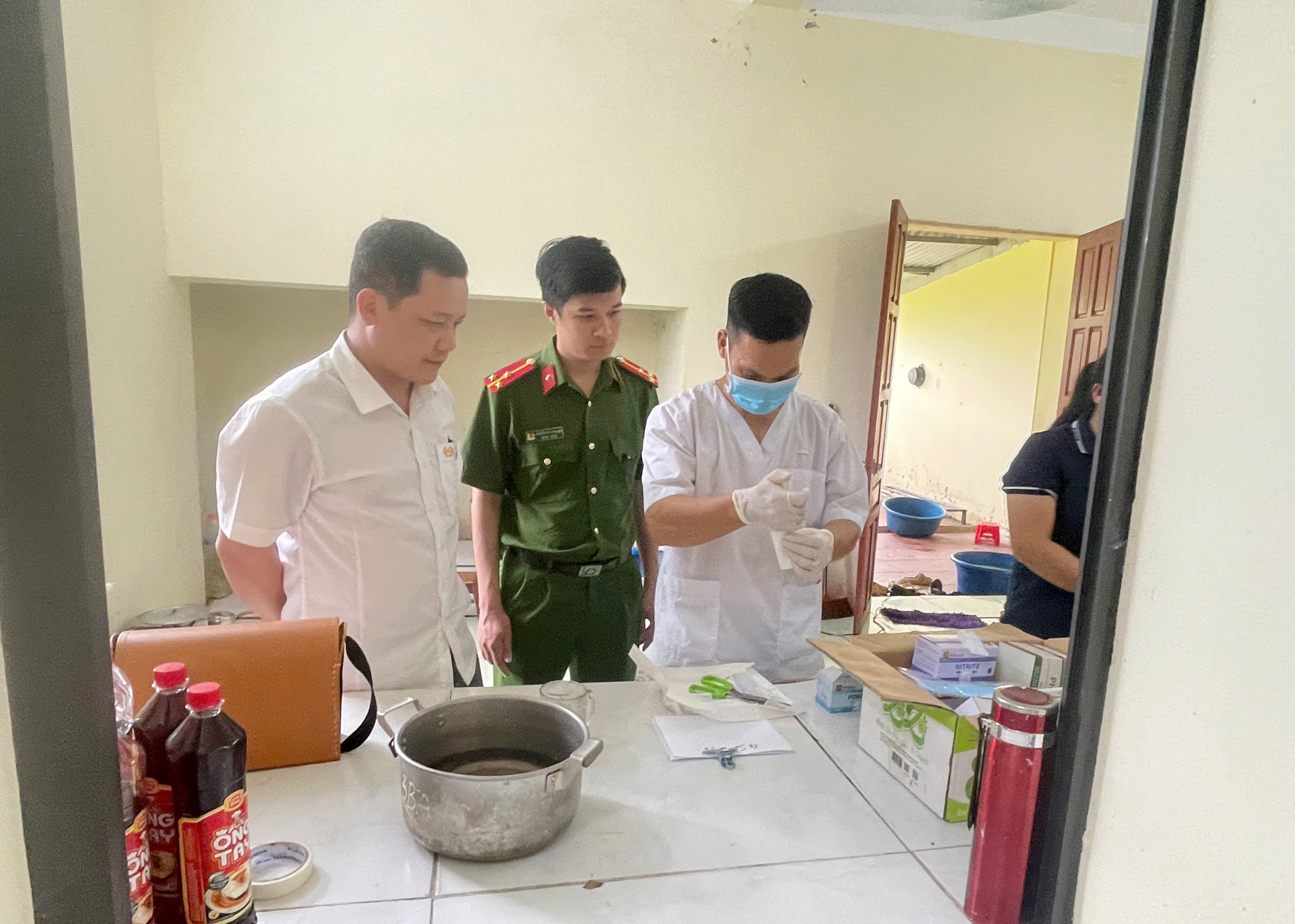 KIỂM TRA CÔNG TÁC ĐẢM BẢO VỆ SINH AN TOÀN THỰC PHẨM ĐỐI VỚI TRƯỜNG HỌC CÓ BẾP ĂN BÁN TRÚ
