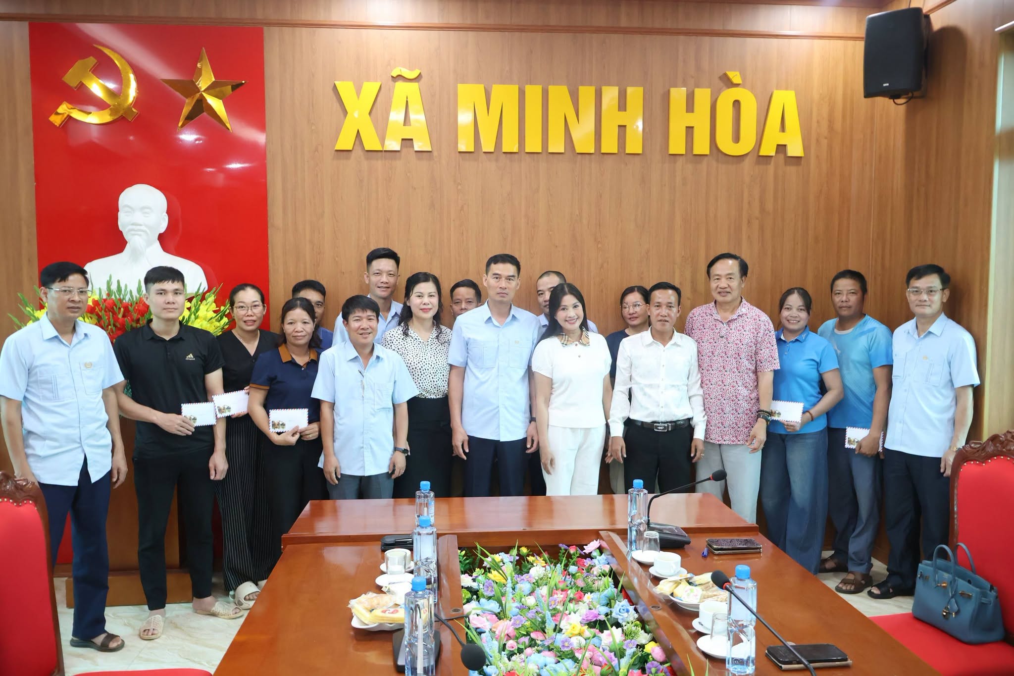 TRAO KINH PHÍ HỖ TRỢ CÁC ĐỘI BÓNG ĐÁ NỮ XÃ MINH HÒA