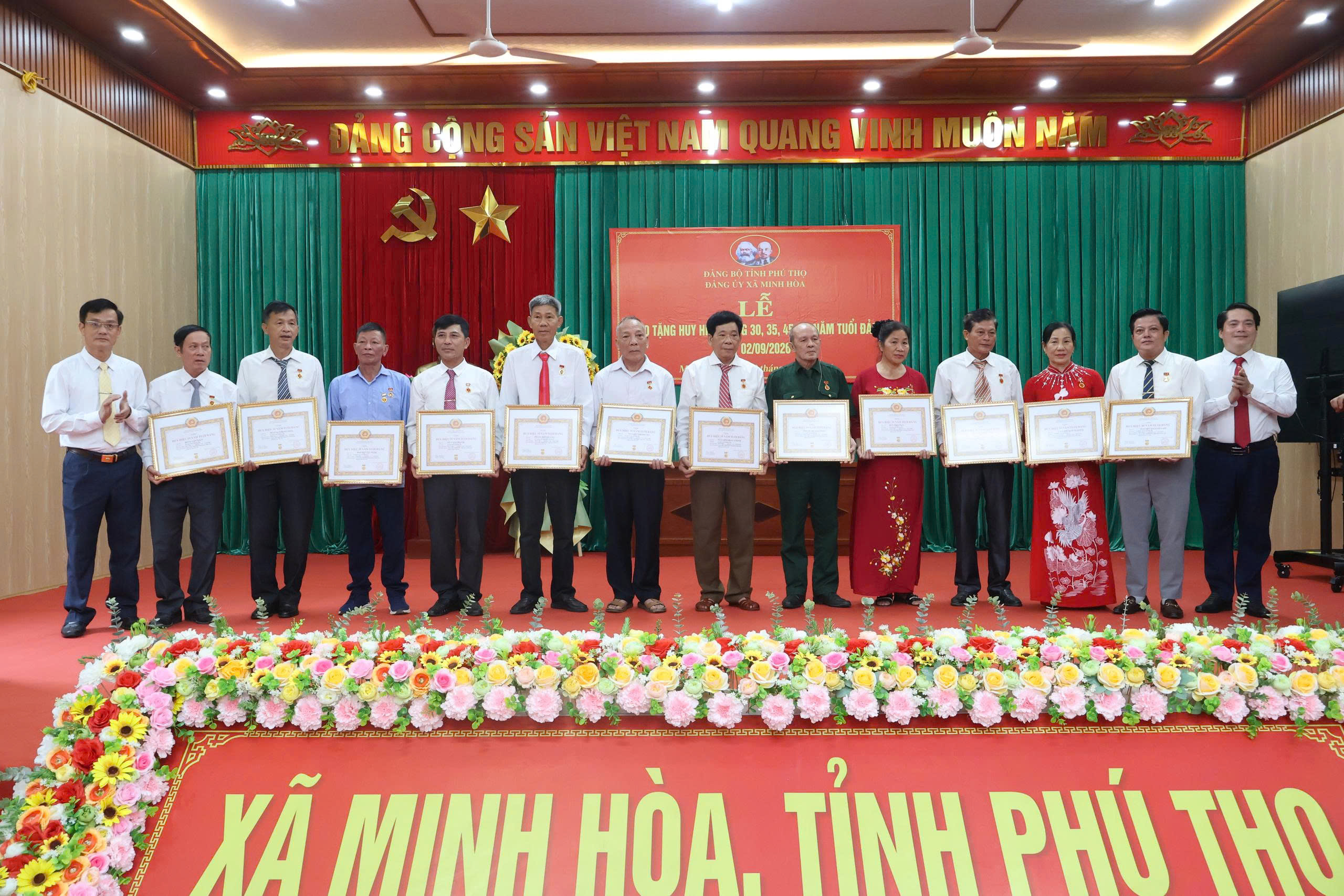 XÃ MINH HÒA TỔ CHỨC LỄ TRAO TẶNG HUY HIỆU ĐẢNG ĐỢT 02/09/2026
