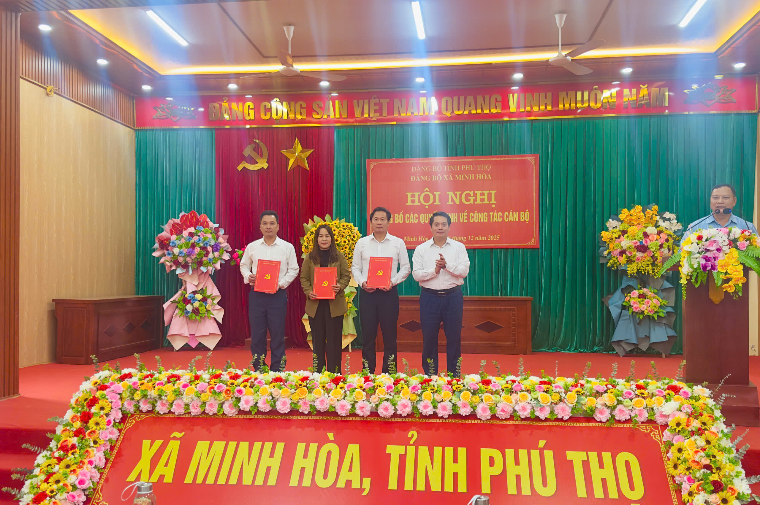 HỘI NGHỊ CÔNG BỐ CÁC QUYẾT ĐỊNH VỀ CÔNG TÁC CÁN BỘ