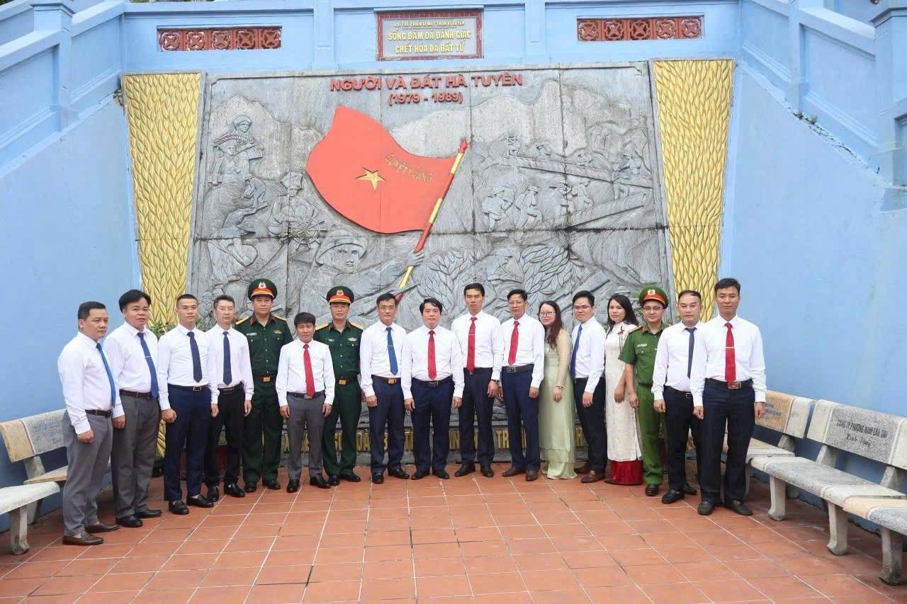 XÃ MINH HÒA DÂNG HƯƠNG TƯỞNG NIỆM CÁC ANH HÙNG LIỆT SĨ TẠI NGHĨA TRANG LIỆT SĨ QUỐC GIA VỊ XUYÊN