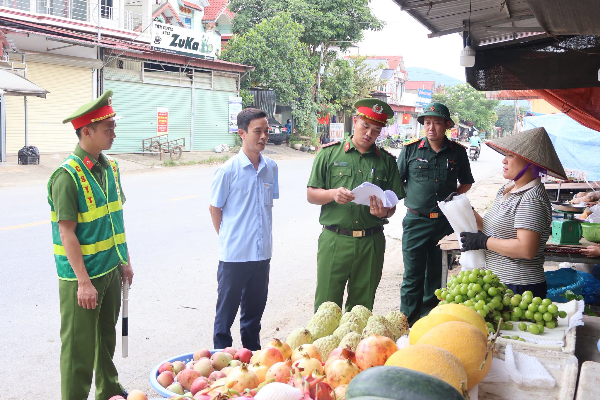XÃ MINH HÒA TRIỂN KHAI TUYÊN TRUYỀN, KIỂM TRA, CHẤN CHỈNH TRẬT TỰ, AN TOÀN GIAO THÔNG 