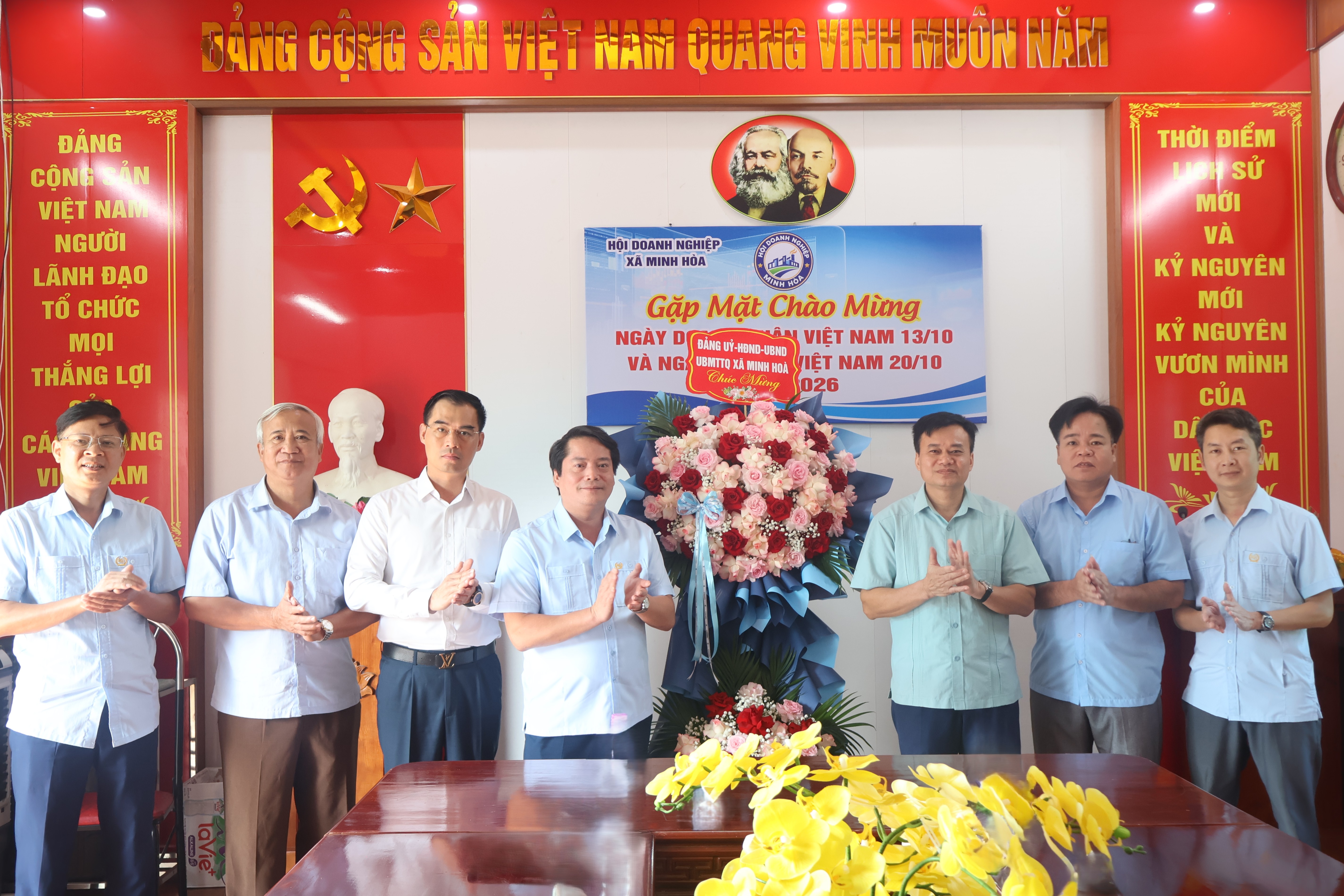 LÃNH ĐẠO XÃ MINH HÒA CHÚC MỪNG HỘI DOANH NGHIỆP XÃ NHÂN NGÀY DOANH NHÂN VIỆT NAM 13/10
